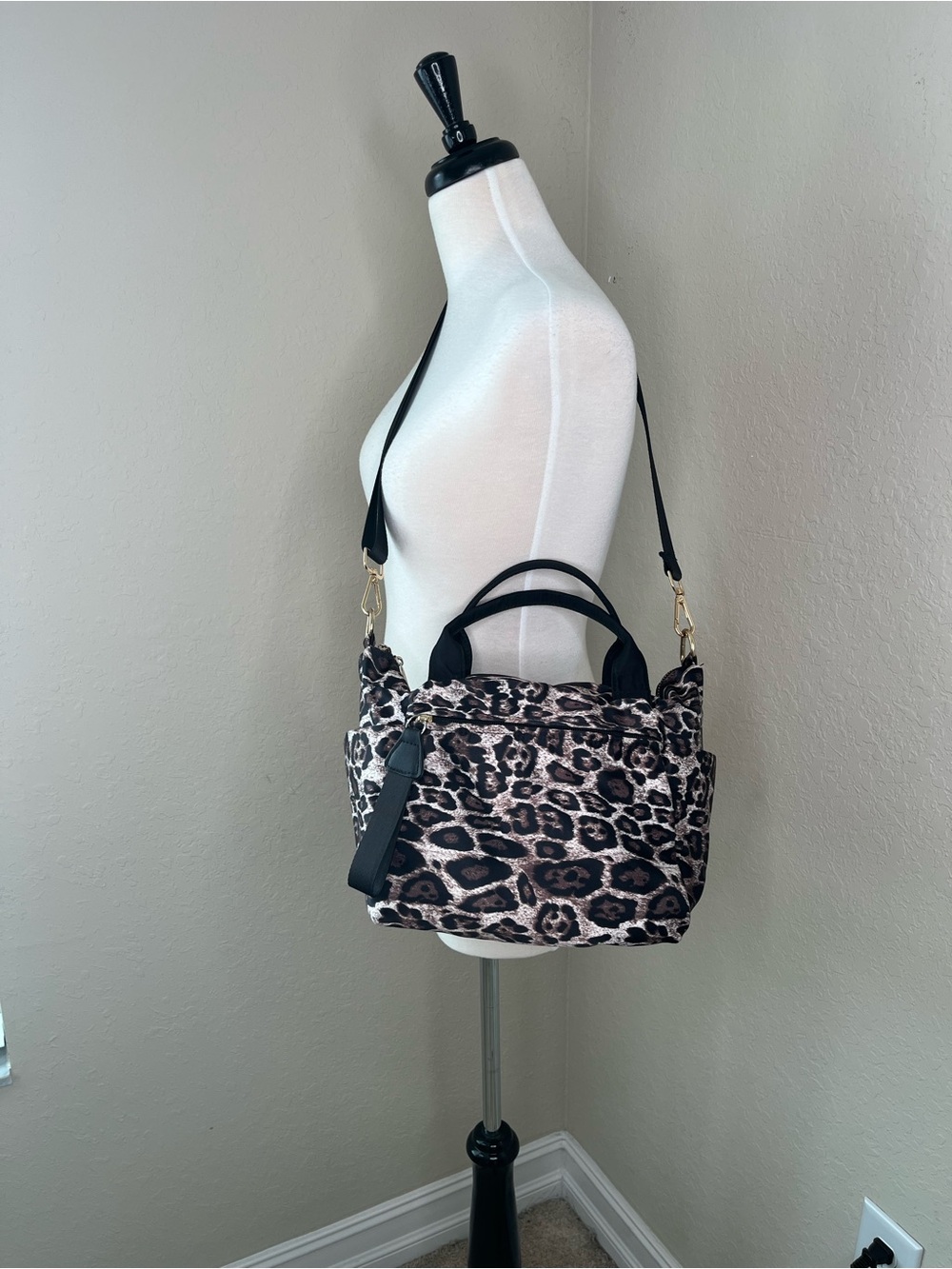 Source Unknown Leopard Print Tote with Black Handles and Gold Hardware